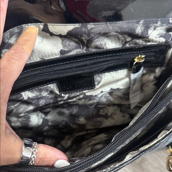 ❄️Ted Baker Glossy Black Satchel with Gold Accents - Picture 4 of 5
